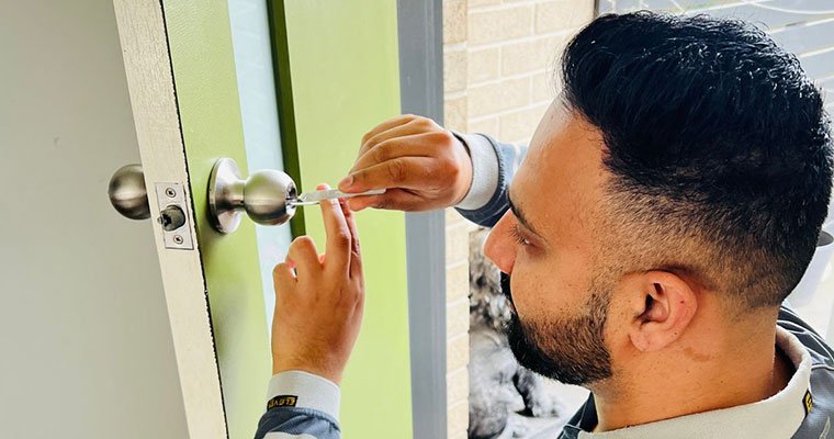 questions to ask a licensed locksmith Questions to Ask a Licensed Locksmith Before Hiring