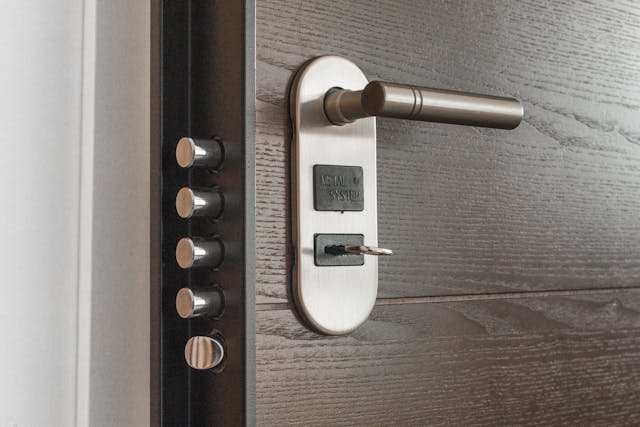 single cylinder vs double cylinder deadbolt Single Cylinder vs Double Cylinder Deadbolt: Key Differences